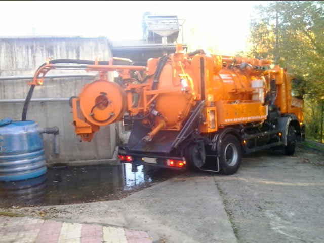 Camión realizando limpieza de arquetas en León