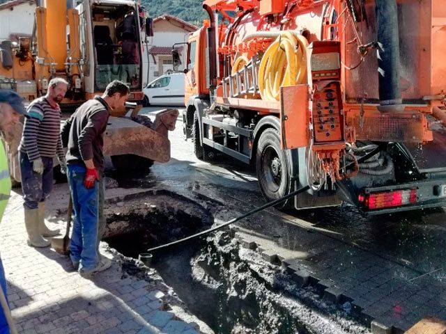 Desatascos La Cuba profesionales trabajando